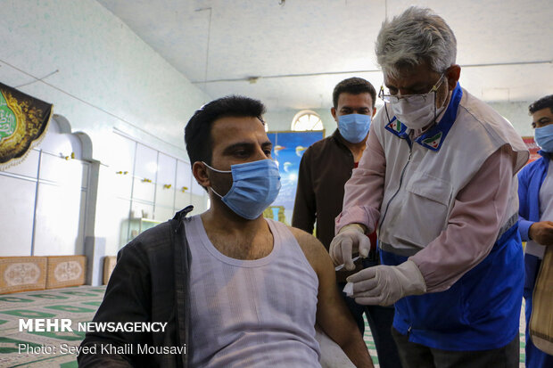 واکسیناسیون پاکبان ها و کارکنان سازمان آرامستان‌ها در اهواز