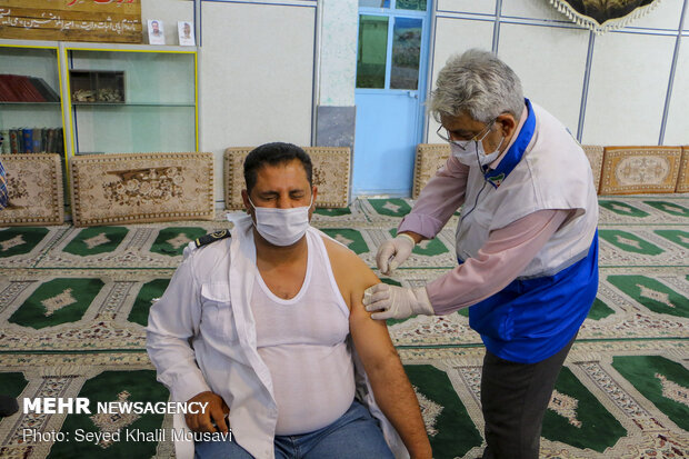 واکسیناسیون پاکبان ها و کارکنان سازمان آرامستان‌ها در اهواز