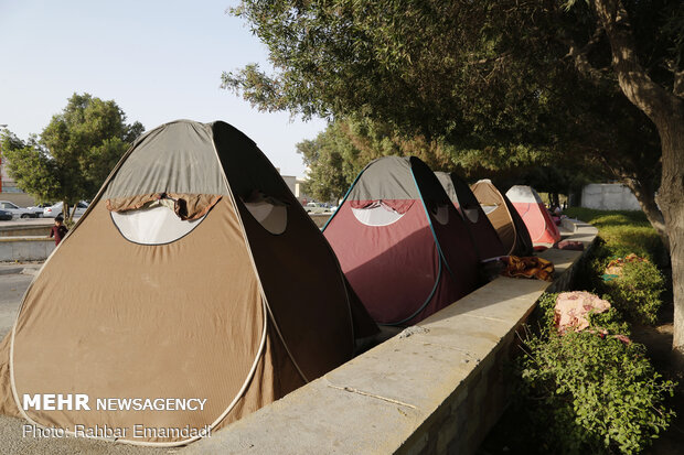 برپایی چادر مسافران در سواحل بندرعباس
