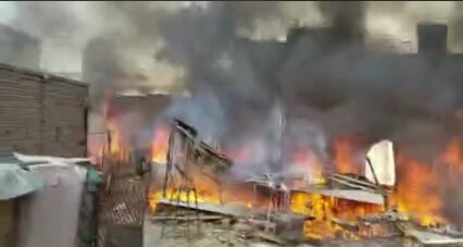 آتش‌سوزی گسترده در کابل/ تلاش برای اطفای حریق ادامه دارد