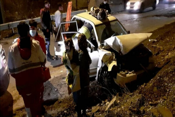 ۱۲ نفر در تصادف مینی‌بوس مصدوم شدند / مرگ دو عابر در محور داران