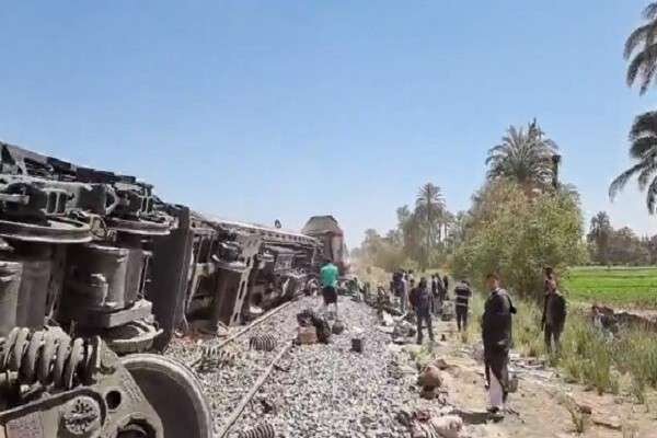 Mısır’da iki tren çarpıştı: 32 ölü