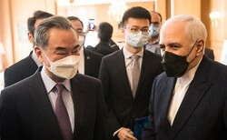 پیشانگای بەڵگەکانی پێوەندیی ئێران و چین کرایەوە/دیداری وانگ ئی و زەریف