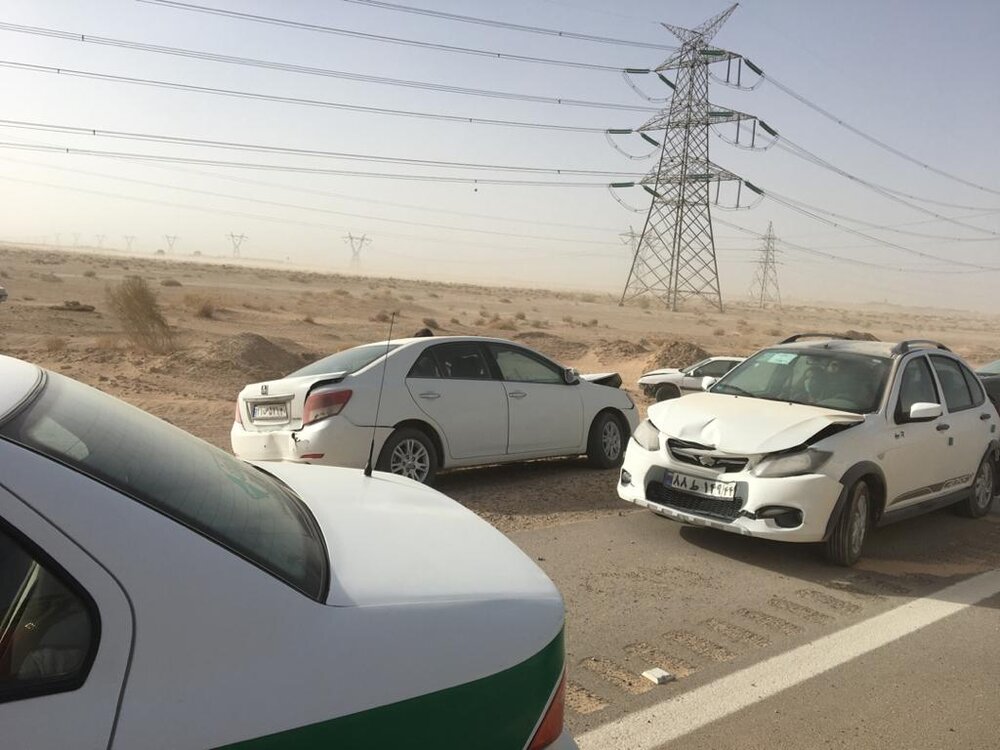 برخورد ۳ دستگاه خودرو در آزادراه تهران-قم/۴ تن مصدوم شدند