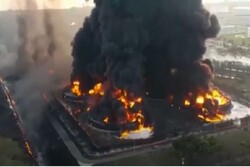 اندلاع حريق ضخم في مصفاة بالونغان النفطية بإندونيسيا