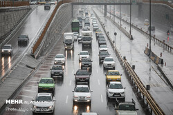 بارش باران و برف سطح جاده های زنجان را لغزنده کرده است