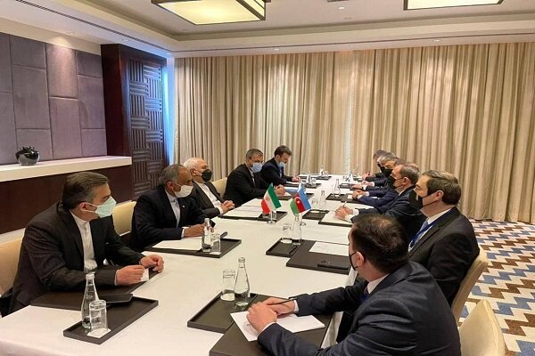 Zarif, Tacikistan'da Azerbaycanlı mevkidaşı Bayramov ile görüştü