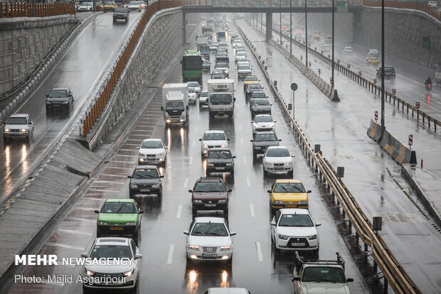 وضعیت ترافیکی راه‌های کشور/ ۱۰ محور بارانی است