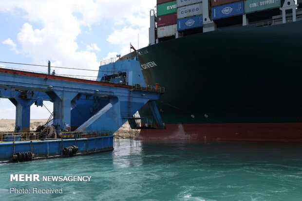 Süveyş Kanalı gemi trafiğine yeniden açıldı