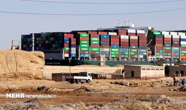 Süveyş Kanalı gemi trafiğine yeniden açıldı
