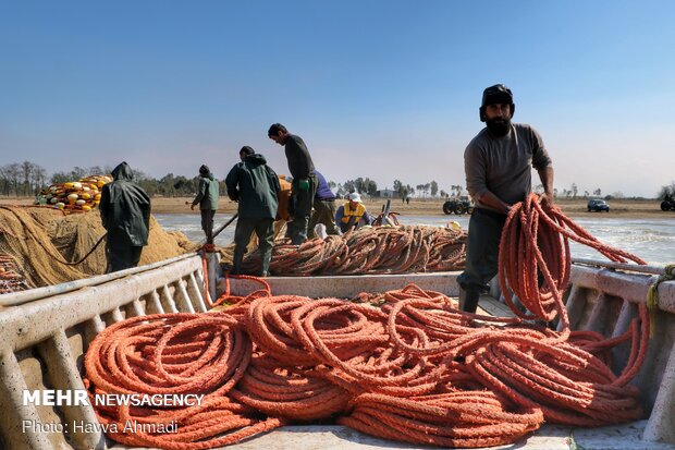 ریختن طناب ماهیگیری در دریا