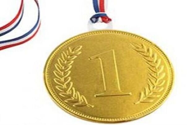 ورزشکار گلستانی مدال طلای خود را به مادر شهید مدافع حرم تقدیم کرد