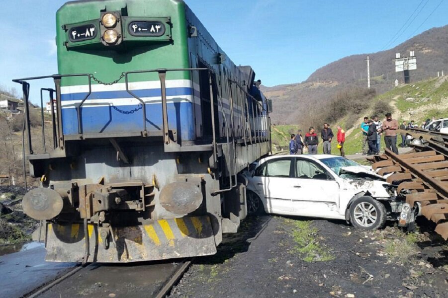 برخورد قطار با خودرو در شازند ۱ کشته و ۲ زخمی داشت