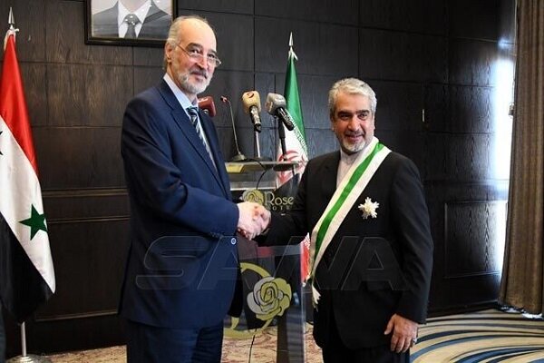 برگزاری مراسم خداحافظی سفیر ایران در سوریه همراه با اعطای نشان