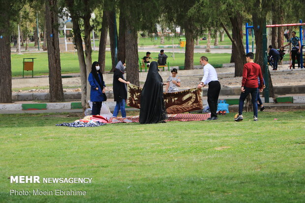 حضور مردم همزمان با غروب ۱۳بدر در پارک شرقی کرمانشاه