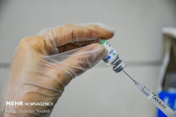 ۳۲۰ هزار نفر از گروه‌های درمانی و بهداشتی علیه کرونا واکسینه شدند