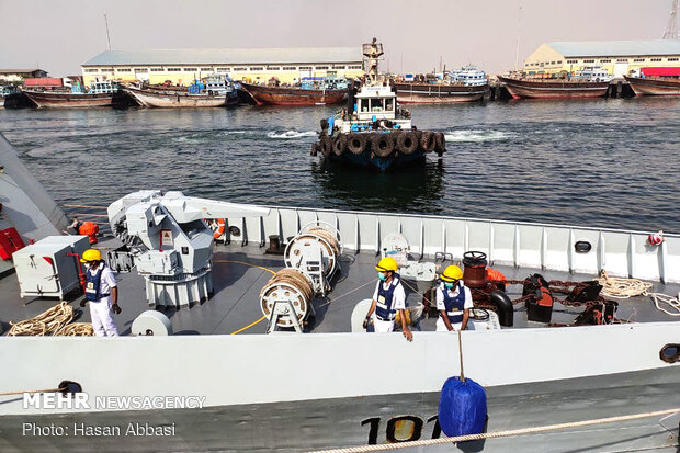 Pakistan filo grubu, İran limanına demir attı