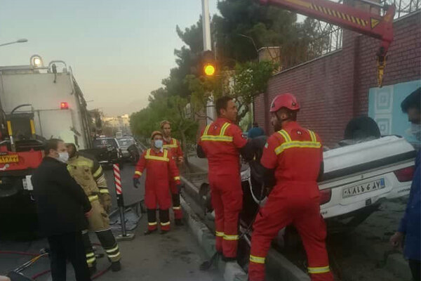 واژگونی خودرو در مقابل بیمارستان هجرت/ ۵ جوان مصدوم شدند