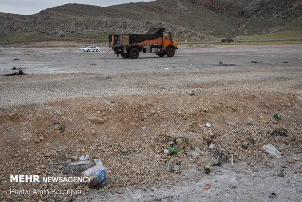 تخریب و زباله، میراث گردشگران برای مهارلو