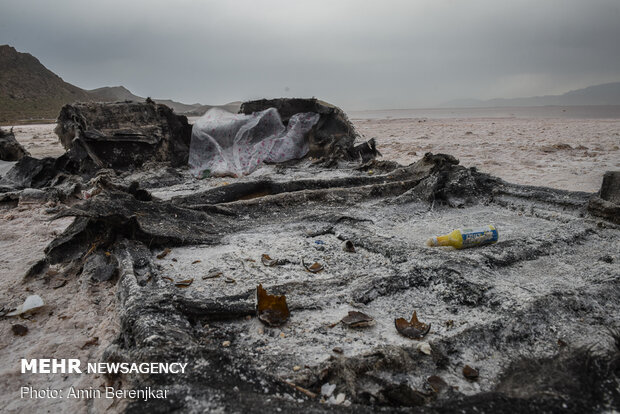 تخریب و زباله، میراث گردشگران برای مهارلو
