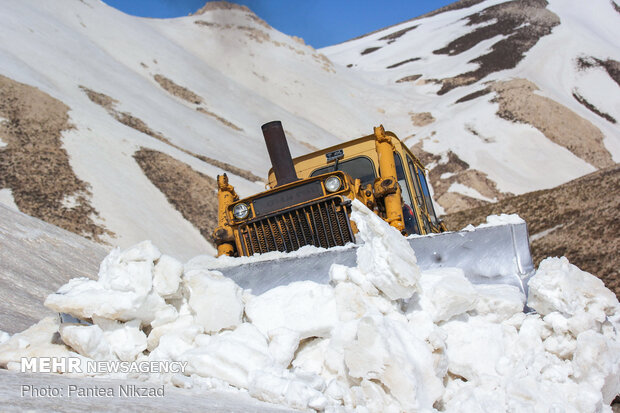 بازگشایی راه آبی‌بیگلو و امدادرسانی به خودروهای گرفتار در برف