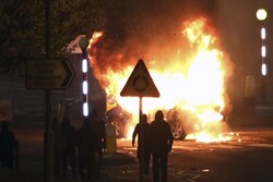 ایرلند شمالی برای سومین شب متوالی صحنه اعتراضات خشونت بار شد