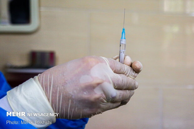 تزریق واکسن کرونا به عوامل اورژانس قم