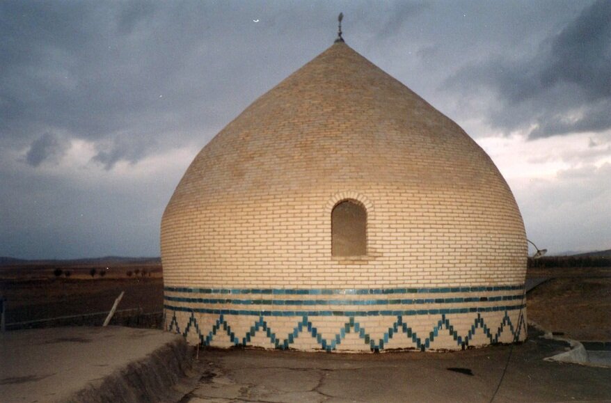 گنبد بقعه امامزاده حسن الافطس فراهان مرمت می‌شود