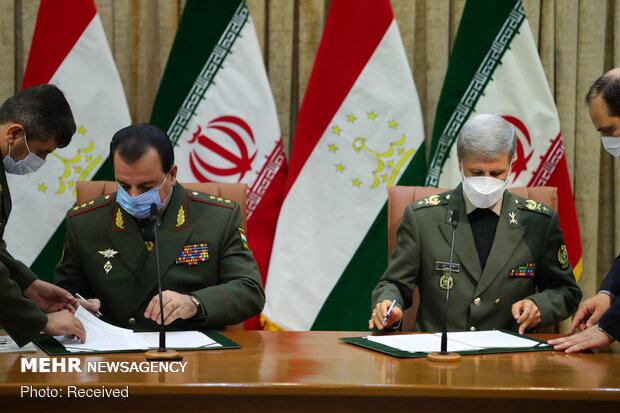 Iranian, Tajik defense ministers meeting