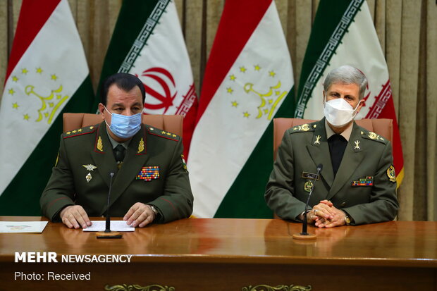 دیدار وزرای دفاع ایران و تاجکستان