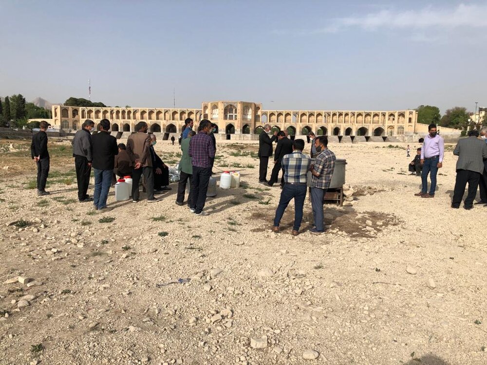 آش نذری کشاورزان اصفهان برای جاری شدن آب در زاینده رود