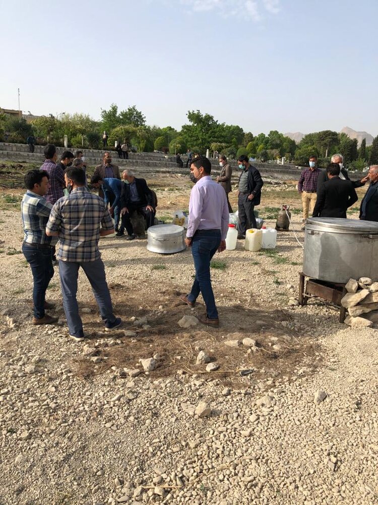 آش نذری کشاورزان اصفهان برای جاری شدن آب در زاینده رود