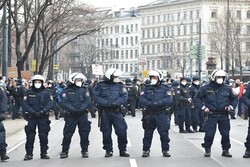 اعتراضات مردمی در شهر وین آغاز شد/ حضور گسترده نیروهای پلیس