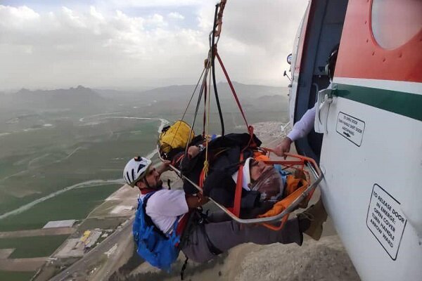 پرواز۳ساعته‌ بالگرد هلال‌احمر بر فراز بیستون و نجات یک جوان۲۶ساله