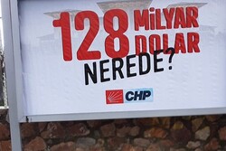 Türkiye'de '128 milyar dolar nerede?' afişlerine soruşturma