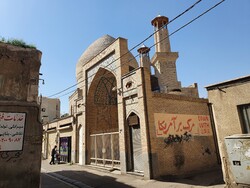 شعارنویسی روی دیوار مسجد و مدرسه معیرالممالک!