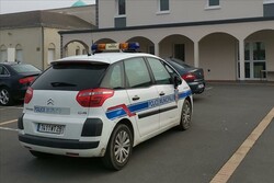 Fransa'da cami duvarına İslam karşıtı yazılar yazıldı