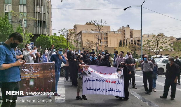  تجمع جمعی از سهامداران مقابل بورس تهران