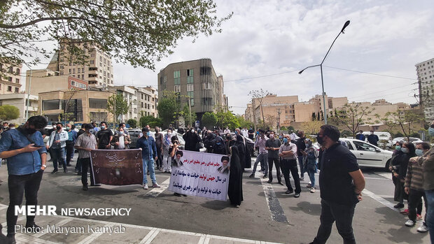  تجمع جمعی از سهامداران مقابل بورس تهران