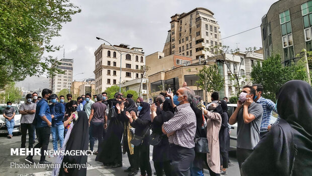  تجمع جمعی از سهامداران مقابل بورس تهران