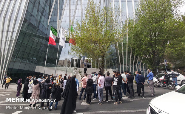  تجمع جمعی از سهامداران مقابل بورس تهران