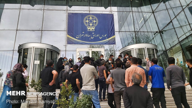  تجمع جمعی از سهامداران مقابل بورس تهران