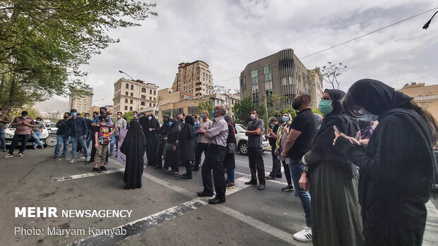 تجمع مردم مقابل سازمان بورس