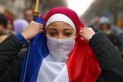 بازی دوگانه فرانسه با حقوق مسلمانان/ از تصویب قوانین ضد اسلامی تا محکومیت شعارنویسی
