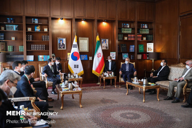 Leader advisor, S Korea PM hold meeting