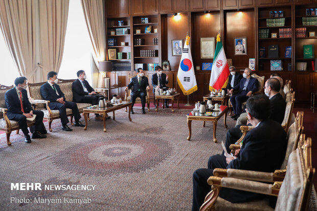 Leader advisor, S Korea PM hold meeting