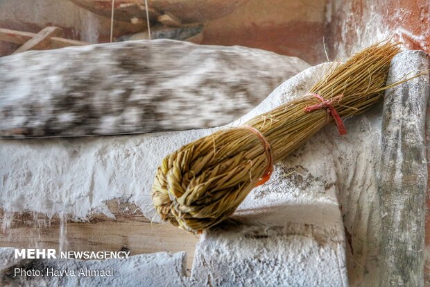 جارو بزرگ که جنس آن از ساقه های برنج می باشد که جهت ریختن آرد از روی سنگ دوم آسیاب  به داخل آردنو استفاده می کنند. 
