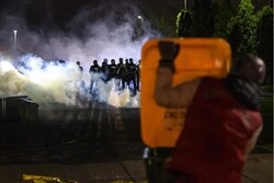 سومین شب ناآرام در مینیاپولیس/ استفاده از نارنجک صوتی و گاز اشک آور برای متفرق کردن معترضین