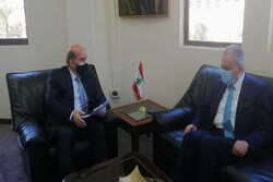 وزير الخارجية اللبناني يجري حوارا مع السفير السوري حول العلاقات الثنائية بين البلدين