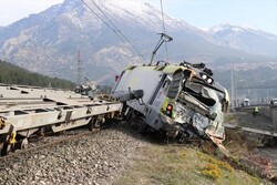 Türkiye'de iki tren çarpıştı: 2 yaralı